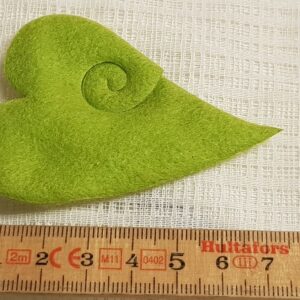 Hjärta filt grön med snurr  – dekoration ca 7 cm