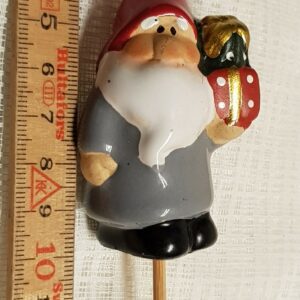 Tomte med paket stick  – dekoration – höjd 7cm