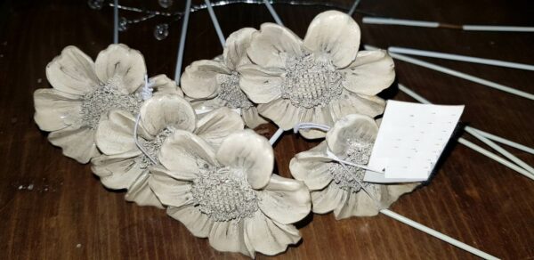 Blomma beige stick dekoration