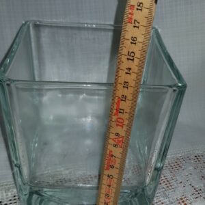 Glas – kruka – vas – fyrkantig, kub – kraftigt utförande tung Mått ca 12,5×12,5