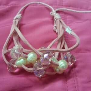 Armband med rosa läderarmband och pärlor