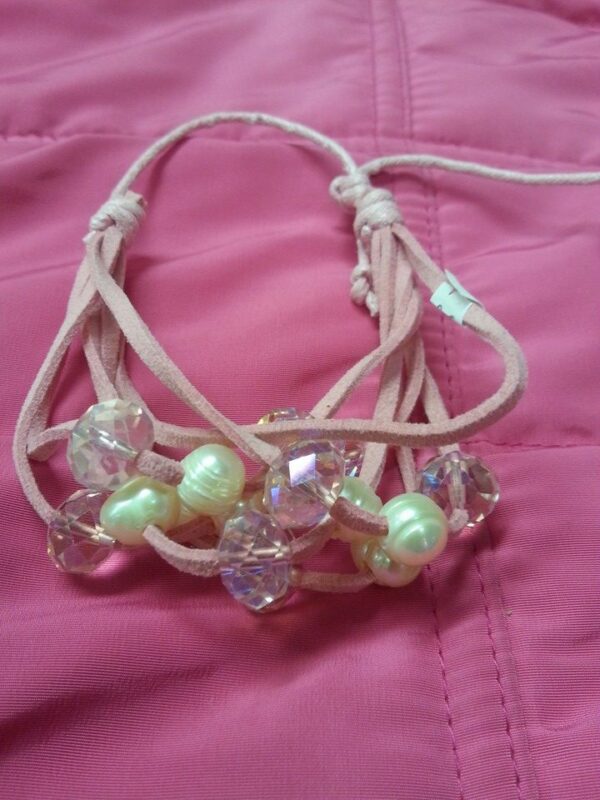 Armband med rosa läderarmband och pärlor