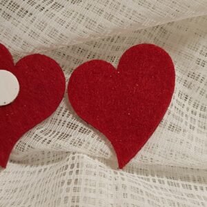 Hjärta Röda filt svängda ‘lite glittriga’ ca 5 cm med fäste baktill
