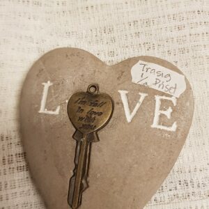 LOVE sten men nyckel – trasig på baksidan i kanten