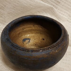 Kruka skål – typ keramik – blå med guldig färg innuti – höjd 7 – 10 ø cm