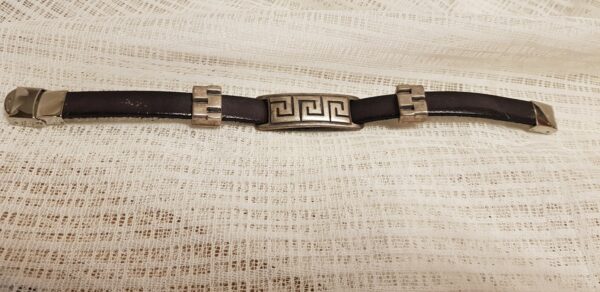 Armband svart/brunt med metall dekoration
