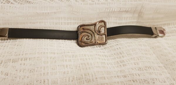 Armband med fyrkantig metall dekoration