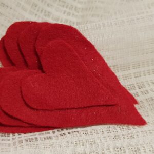 Hjärtan röd filt Förpackning med flera hjärtan – stora och små