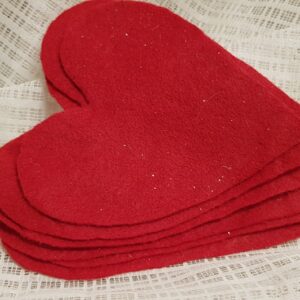 Hjärtan röd filt Förpackning med flera hjärtan – Storlek ca 10 cm – Ge Mig Ett Bud! ♥