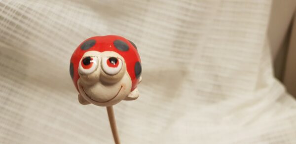 Nyckelpiga stick - pynt på pinne ca 3,5 cm